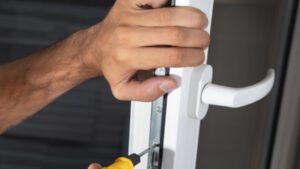 portada para pvc accesorios, mano agarrando ventana