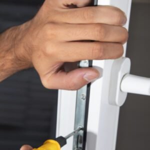 portada para pvc accesorios, mano agarrando ventana