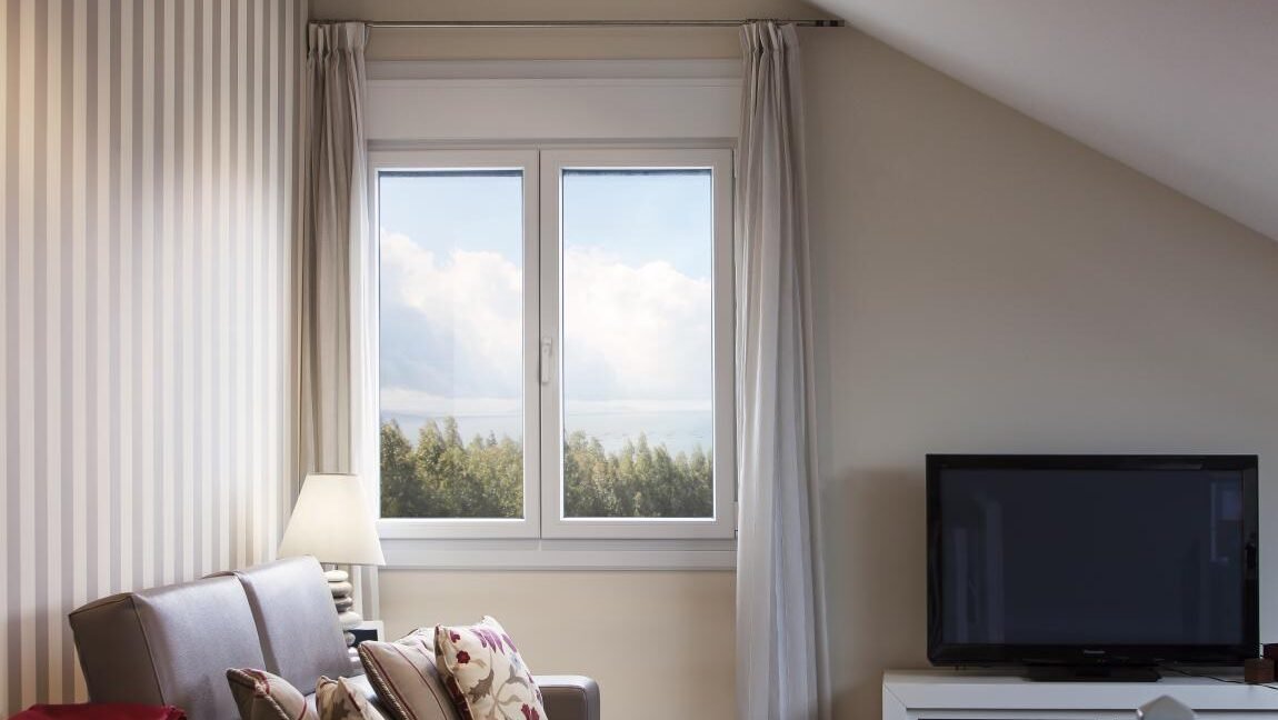 portada ventana upvc, cuarto con ventana