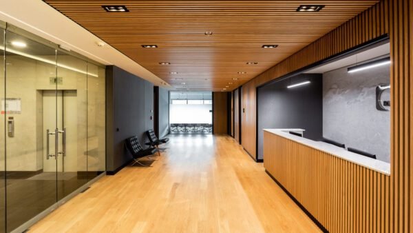 muestra cielo falso pvc laminada roble con división