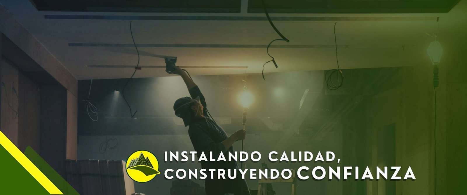 trabajador intalando